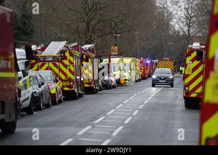 Feuerwehrfahrzeuge und Krankenwagen auf der Seagrave Road in Fulham, West London, als Feuerwehrleute in der London Oratory School eine Flamme anpacken. Im vierstöckigen Gebäude steht ein Atrium, sagte die Feuerwehr. Bilddatum: Mittwoch, 27. Dezember 2023. Stockfoto