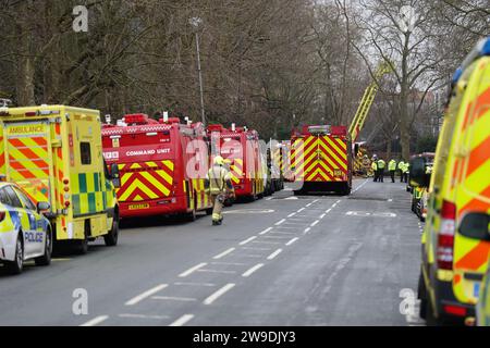 Feuerwehrfahrzeuge und Krankenwagen auf der Seagrave Road in Fulham, West London, als Feuerwehrleute in der London Oratory School eine Flamme anpacken. Im vierstöckigen Gebäude steht ein Atrium, sagte die Feuerwehr. Bilddatum: Mittwoch, 27. Dezember 2023. Stockfoto