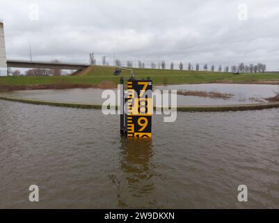 Gezeitenmesszeichen im Fluss bei Flut- und Flußfluten in den Niederlanden Stockfoto