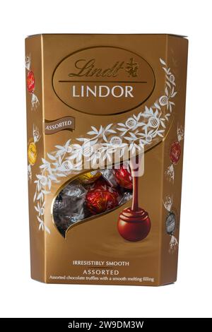 Schachtel Lindt Lindor verschiedene unwiderstehlich glatte, gemischte Trüffel mit einer glatten, schmelzenden Füllung, isoliert auf weißem Hintergrund - Schokoladentrüffel Stockfoto