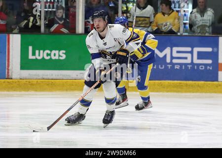 NIHL Eishockey Play-off Endspiel zwischen Leeds Knights (blaue Shirts) und London Raiders (weiße Shirts) am 16. April 2023 Stockfoto