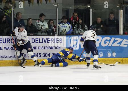 NIHL Eishockey Play-off Endspiel zwischen Leeds Knights (blaue Shirts) und London Raiders (weiße Shirts) am 16. April 2023 Stockfoto