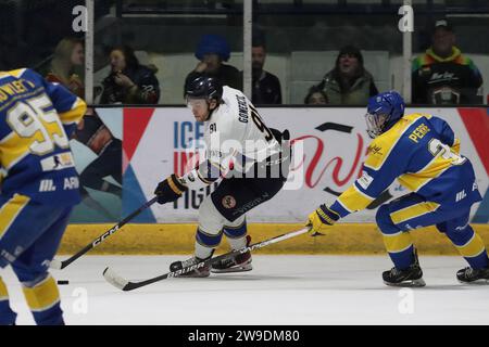 NIHL Eishockey Play-off Endspiel zwischen Leeds Knights (blaue Shirts) und London Raiders (weiße Shirts) am 16. April 2023 Stockfoto