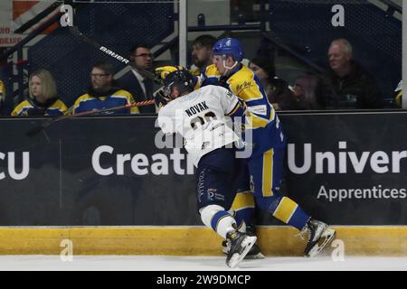 NIHL Eishockey Play-off Endspiel zwischen Leeds Knights (blaue Shirts) und London Raiders (weiße Shirts) am 16. April 2023 Stockfoto