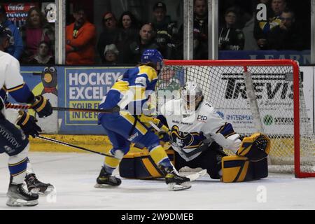 NIHL Eishockey Play-off Endspiel zwischen Leeds Knights (blaue Shirts) und London Raiders (weiße Shirts) am 16. April 2023 Stockfoto