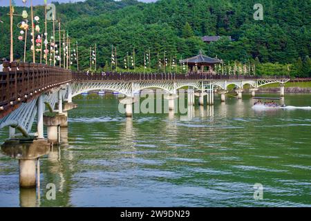 Andong City, Südkorea - 12. August 2023: Ein Weitwinkelschuss von der Südseite der Woryeong Bridge fängt die markante Präsenz der zentralen Brücke ein Stockfoto