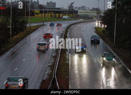 Dundee, Tayside, Schottland, Großbritannien. Dezember 2023. Wetter in Großbritannien: Sturm Gerrit ließ über Nacht sintflutartige Regenfälle und Windgeschwindigkeiten von 60 km/h auf Tayside los, was zu Überschwemmungen und gefährlichen Fahrbedingungen für Autofahrer auf dem Dundee Kingsway West Dual Case führte. Quelle: Dundee Photographics/Alamy Live News Stockfoto