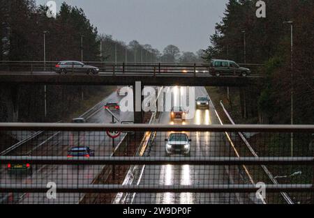 Dundee, Tayside, Schottland, Großbritannien. Dezember 2023. Wetter in Großbritannien: Sturm Gerrit ließ über Nacht sintflutartige Regenfälle und Windgeschwindigkeiten von 60 km/h auf Tayside los, was zu Überschwemmungen und gefährlichen Fahrbedingungen für Autofahrer auf dem Dundee Kingsway West Dual Case führte. Quelle: Dundee Photographics/Alamy Live News Stockfoto