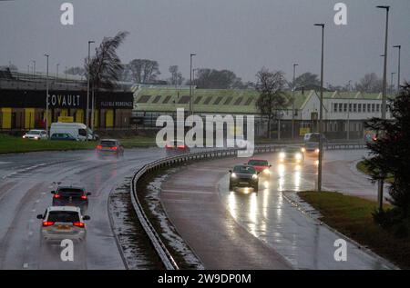 Dundee, Tayside, Schottland, Großbritannien. Dezember 2023. Wetter in Großbritannien: Sturm Gerrit ließ über Nacht sintflutartige Regenfälle und Windgeschwindigkeiten von 60 km/h auf Tayside los, was zu Überschwemmungen und gefährlichen Fahrbedingungen für Autofahrer auf dem Dundee Kingsway West Dual Case führte. Quelle: Dundee Photographics/Alamy Live News Stockfoto