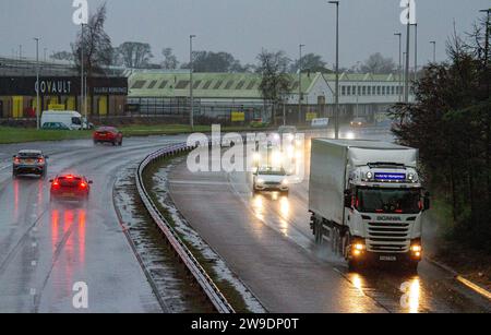 Dundee, Tayside, Schottland, Großbritannien. Dezember 2023. Wetter in Großbritannien: Sturm Gerrit ließ über Nacht sintflutartige Regenfälle und Windgeschwindigkeiten von 60 km/h auf Tayside los, was zu Überschwemmungen und gefährlichen Fahrbedingungen für Autofahrer auf dem Dundee Kingsway West Dual Case führte. Quelle: Dundee Photographics/Alamy Live News Stockfoto
