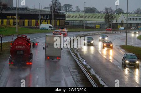 Dundee, Tayside, Schottland, Großbritannien. Dezember 2023. Wetter in Großbritannien: Sturm Gerrit ließ über Nacht sintflutartige Regenfälle und Windgeschwindigkeiten von 60 km/h auf Tayside los, was zu Überschwemmungen und gefährlichen Fahrbedingungen für Autofahrer auf dem Dundee Kingsway West Dual Case führte. Quelle: Dundee Photographics/Alamy Live News Stockfoto