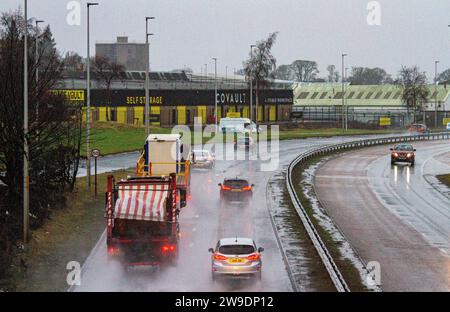 Dundee, Tayside, Schottland, Großbritannien. Dezember 2023. Wetter in Großbritannien: Sturm Gerrit ließ über Nacht sintflutartige Regenfälle und Windgeschwindigkeiten von 60 km/h auf Tayside los, was zu Überschwemmungen und gefährlichen Fahrbedingungen für Autofahrer auf dem Dundee Kingsway West Dual Case führte. Quelle: Dundee Photographics/Alamy Live News Stockfoto