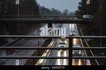 Dundee, Tayside, Schottland, Großbritannien. Dezember 2023. Wetter in Großbritannien: Sturm Gerrit ließ über Nacht sintflutartige Regenfälle und Windgeschwindigkeiten von 60 km/h auf Tayside los, was zu Überschwemmungen und gefährlichen Fahrbedingungen für Autofahrer auf dem Dundee Kingsway West Dual Case führte. Quelle: Dundee Photographics/Alamy Live News Stockfoto