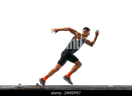 Seitenansicht Körpergröße Porträt eines sportlichen Mannes, professioneller Läufer läuft schnell in Bewegung vor weißem Hintergrund. Stockfoto