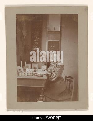 Porträt einer Frau an einem Schreibtisch, Anonym, 1880 - 1930 Fotografie möglicherweise ein Porträt eines Schriftstellers. Pappe. Fotografische Unterstützung historischer Personen, die nicht namentlich bekannt sind Stockfoto
