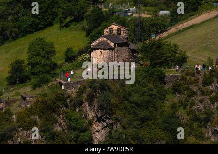 Romanische Lombardische Kirche Sant Romà de les Bons, die die Stadt Encamp in Andorra auf der Südseite der östlichen Pyrenäen überblickt. Die 1164 geweihte Kirche hat eine halbrunde Apsis mit Lesenen, ein typisches Merkmal der langobardischen Architektur. Stockfoto