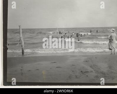 Menschen im Meer (Nordseeküste), in den Niederlanden oder Deutschland, ca. 1900 Fotografie Niederlande fotografische Unterstützung. Papier Gelatine Silberdruck Strand (als Erholungsort) Niederlande. Deutschland Stockfoto