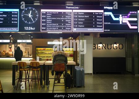 Hinweisschilder am Bahnhof St Pancras in London mit verspäteten Zügen. Probleme mit zwei weihnachtlichen Eisenbahnbauprojekten verursachen am Mittwoch erhebliche Störungen. Der Verkehr am südlichen Ende der Midland Main Line zwischen St Albans und London St Pancras ist von einer Störung des Signalsystems betroffen, während Überholarbeiten für viele Passagiere aus dem Südosten Elend verursachten. Die East Midlands Railway sagte, dass die Signalgebung sie daran hindert, Verbindungen zwischen London St Pancras und Luton Airport zu betreiben, was bedeutet, dass Tausende von Passagieren Gefahr laufen, Flüge zu verpassen. Bild da Stockfoto