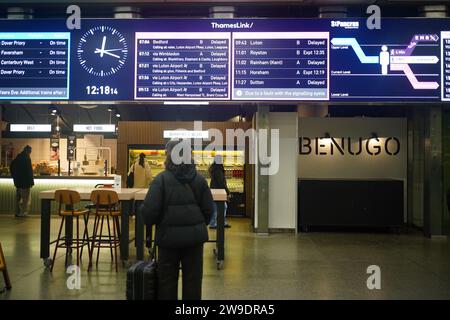 Hinweisschilder am Bahnhof St Pancras in London mit verspäteten Zügen. Probleme mit zwei weihnachtlichen Eisenbahnbauprojekten verursachen am Mittwoch erhebliche Störungen. Der Verkehr am südlichen Ende der Midland Main Line zwischen St Albans und London St Pancras ist von einer Störung des Signalsystems betroffen, während Überholarbeiten für viele Passagiere aus dem Südosten Elend verursachten. Die East Midlands Railway sagte, dass die Signalgebung sie daran hindert, Verbindungen zwischen London St Pancras und Luton Airport zu betreiben, was bedeutet, dass Tausende von Passagieren Gefahr laufen, Flüge zu verpassen. Bild da Stockfoto