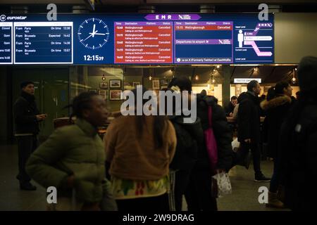 Informationsschilder am Londoner Bahnhof St Pancras, auf denen Züge außer Betrieb sind. Probleme mit zwei weihnachtlichen Eisenbahnbauprojekten verursachen am Mittwoch erhebliche Störungen. Der Verkehr am südlichen Ende der Midland Main Line zwischen St Albans und London St Pancras ist von einer Störung des Signalsystems betroffen, während Überholarbeiten für viele Passagiere aus dem Südosten Elend verursachten. Die East Midlands Railway sagte, dass die Signalgebung sie daran hindert, Verbindungen zwischen London St Pancras und Luton Airport zu betreiben, was bedeutet, dass Tausende von Passagieren Gefahr laufen, Flüge zu verpassen. Bild Stockfoto