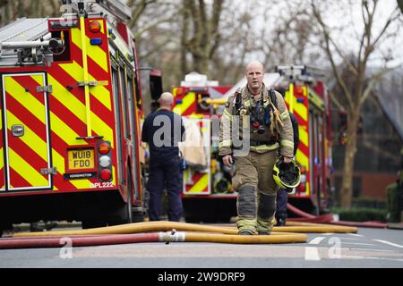 Feuerwehrfahrzeuge auf der Seagrave Road in Fulham, West London, als Feuerwehrleute an der London Oratory School eine Flamme anpacken. Im vierstöckigen Gebäude steht ein Atrium, sagte die Feuerwehr. Bilddatum: Mittwoch, 27. Dezember 2023. Stockfoto