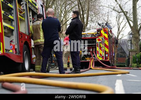 Feuerwehrfahrzeuge auf der Seagrave Road in Fulham, West London, als Feuerwehrleute an der London Oratory School eine Flamme anpacken. Im vierstöckigen Gebäude steht ein Atrium, sagte die Feuerwehr. Bilddatum: Mittwoch, 27. Dezember 2023. Stockfoto