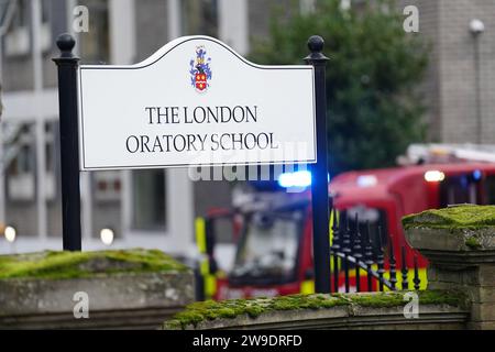 Beschilderung für die London Oratory School an der Seagrave Road in Fulham, West London, während Kämpfer eine Flamme in der Schule anpacken. Im vierstöckigen Gebäude steht ein Atrium, sagte die Feuerwehr. Bilddatum: Mittwoch, 27. Dezember 2023. Stockfoto