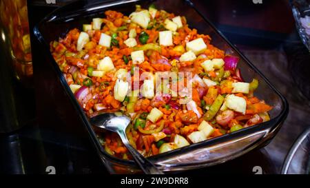 Schönes Essen, Pfannerwürfel und Erbsen. Pfannererbsen mischen Sabji-Testies, würziges, köstliches Essen Stockfoto