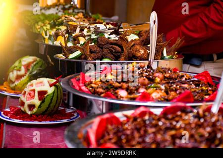 srilankische Essensbüfett Selbstbedienung singhalesische srilanka srilankan lanka Curry Restaurant Mahlzeit traditioneller Reis und Tisch Stockfoto