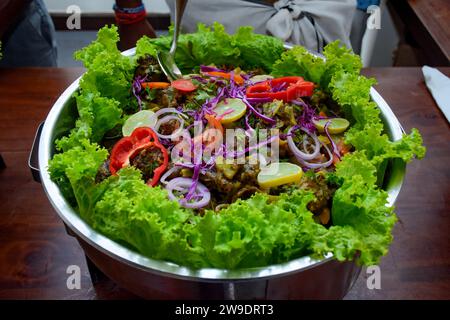 Leckeres Hammel-Curry-Gericht aus indischer Küche im Buffet, Orangenscheiben-Dekor. Stockfoto