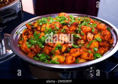 Leckeres Kartoffelcurry - indische Küche. In der Schüssel Buffet Stockfoto