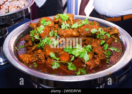 Scharfes Masala-Hühnercurry/Braten/Korma ein beliebtes nordindisches Essen in Delhi/Mumbai Indien. Stockfoto