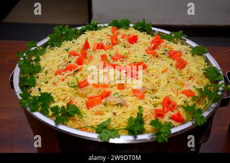 Sri Lankas köstliche scharfe Nudeln mit Ei, Karotten, Lauch und Paprika im Buffet Stockfoto