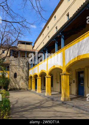 Arles, Frankreich - 13. März 2023: Innenhof des L'Espace Van Gogh in Arles an einem sonnigen Tag im Frühling Stockfoto