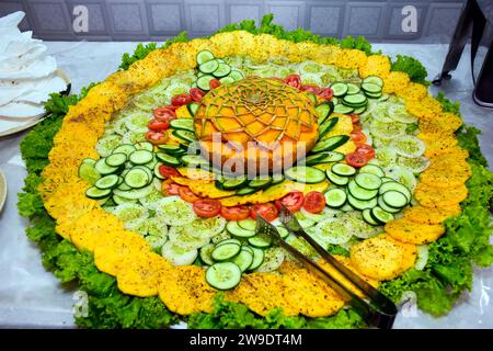 Set von lokalem Sri Lanka Essen gut für die Gesundheit. Teller mit Chili und frischem Gemüse. Buffetdekoration mit Früchten, Pine Apfel, Obstschnitzereien auf T Stockfoto
