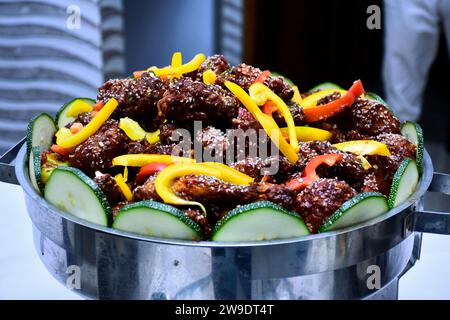 Huhn, ein beliebtes indochinesisches, nicht vegetarisches Rezept. Serviert in Buffetform mit Chili-Sauce. Selektiver Fokus Stockfoto