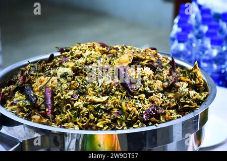 Buffet-Tablett mit scharfen Mixure Bites und Schlange zum Mittag- oder Abendessen Stockfoto