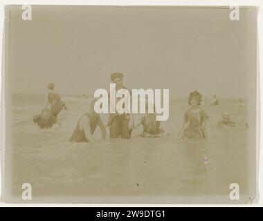 Gruppenporträt von Menschen im Meer (Nordseeküste), den Niederlanden oder Deutschland, ca. 1900 Foto Niederlande fotografische Unterstützung. Paper Beach (als Erholungsort) Niederlande. Deutschland Stockfoto