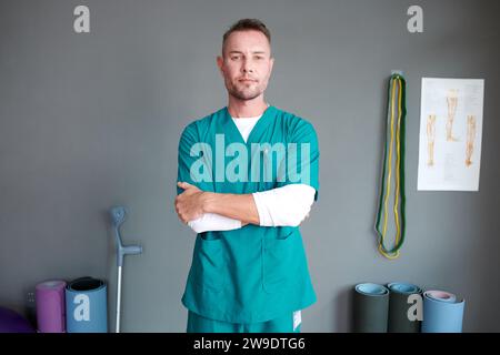 Porträt eines selbstbewussten Orthopäden im Rehabilitationszentrum Stockfoto