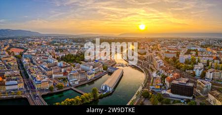 Blick auf die Skyline von Genf, Schweiz bei Sonnenuntergang über den Fluss. Stockfoto