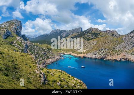 Erleben Sie die wilde Schönheit von Cap de Formentor, Mallorca, mit seinen hohen Klippen, dem historischen Leuchtturm und dem ruhigen Wasser von Cala Figuera. Stockfoto