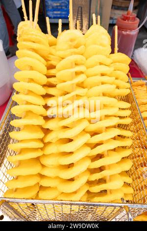 Frittierte Tornado-Kartoffel in vertikaler Zusammensetzung Stockfoto
