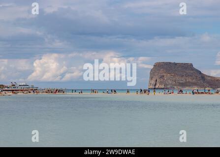 Ein Bild des dünnen Balos Beach Strandes mit vielen Touristen drauf. Stockfoto