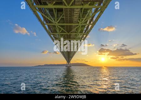 Die Akashi Kaikyo Brücke überspannt das Seto-Binnenmeer von der Insel Awaji nach Kobe, Japan bei Sonnenuntergang. Stockfoto
