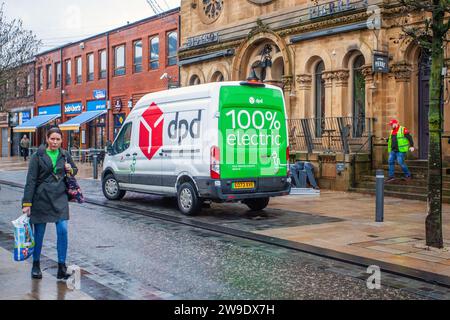 DPD 100 % Electric Green Ford Transit 350 Leader Delivery Van in Preston, Lancashire. Wetter in Großbritannien. Dezember 2023. Weihnachtsgeschäfte, Shopper shoppen an einem nassen und böigen Tag im Stadtzentrum. Credit MediaWorldImages/AlamyLiveNews Stockfoto