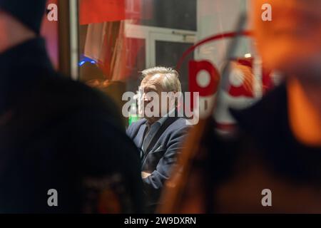 Der polnische Abgeordnete PIOTR GLINSKI von der PiS-Partei für Recht und Gerechtigkeit sieht die Menge vor dem PAP-Hauptquartier in Warschau, 26. Dezember 2023. Menschen versammelten sich vor dem staatlichen Fernsehsender und dem PAP-Studio im Rahmen des anhaltenden Protestes gegen die Aktionen der neu gewählten pro-europäischen Koalition, die darauf abzielten, die Zuverlässigkeit und Objektivität der Medienöffentlichkeit wiederherzustellen. Warschau Polen Demonstration zur Verteidigung der TVP. 2023/12/26 Copyright: XMarekxAntonixIwanczukx MAI08665-Enhanced-NR Stockfoto