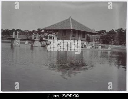 Der Sommerpalast Taman Ujung van de Rajas van Karangasem, 1900 - 1915 fotografieren den Sommerpalast der Raja von Karangasem, Taman Ujung, der sich auf einem großen Teich befindet, der durch eine Brücke mit dem Land verbunden ist. Gusti Bagus lebte hauptsächlich in Puri Agung Karangasem im heutigen Amlapura. Taman Ujung war eher ein „Lusthof“ oder Sommerpalast. Jakarta (möglicherweise) Papier. Albumendruck mit Fotounterstützung Stockfoto