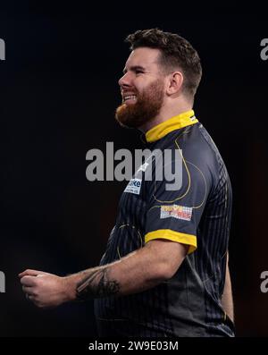 Scott Williams reagierte in seinem Spiel gegen Martin Schindler am 10. Tag der Paddy Power World Darts Championship im Alexandra Palace, London. Bilddatum: Mittwoch, 27. Dezember 2023. Stockfoto