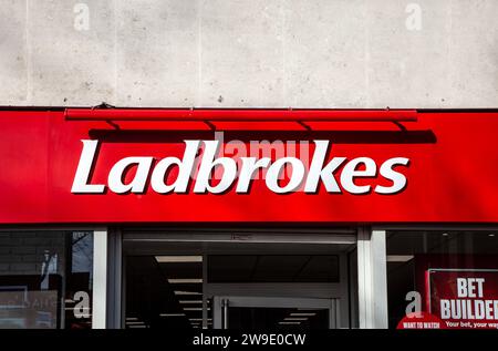 Unterzeichnen Sie einen Ladbrokes Wettshop in Stratford, London, Großbritannien Stockfoto
