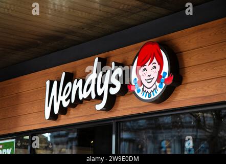Schild über dem Eingang der Wendy's American Fast Food Kette, Stratford, London, England Stockfoto